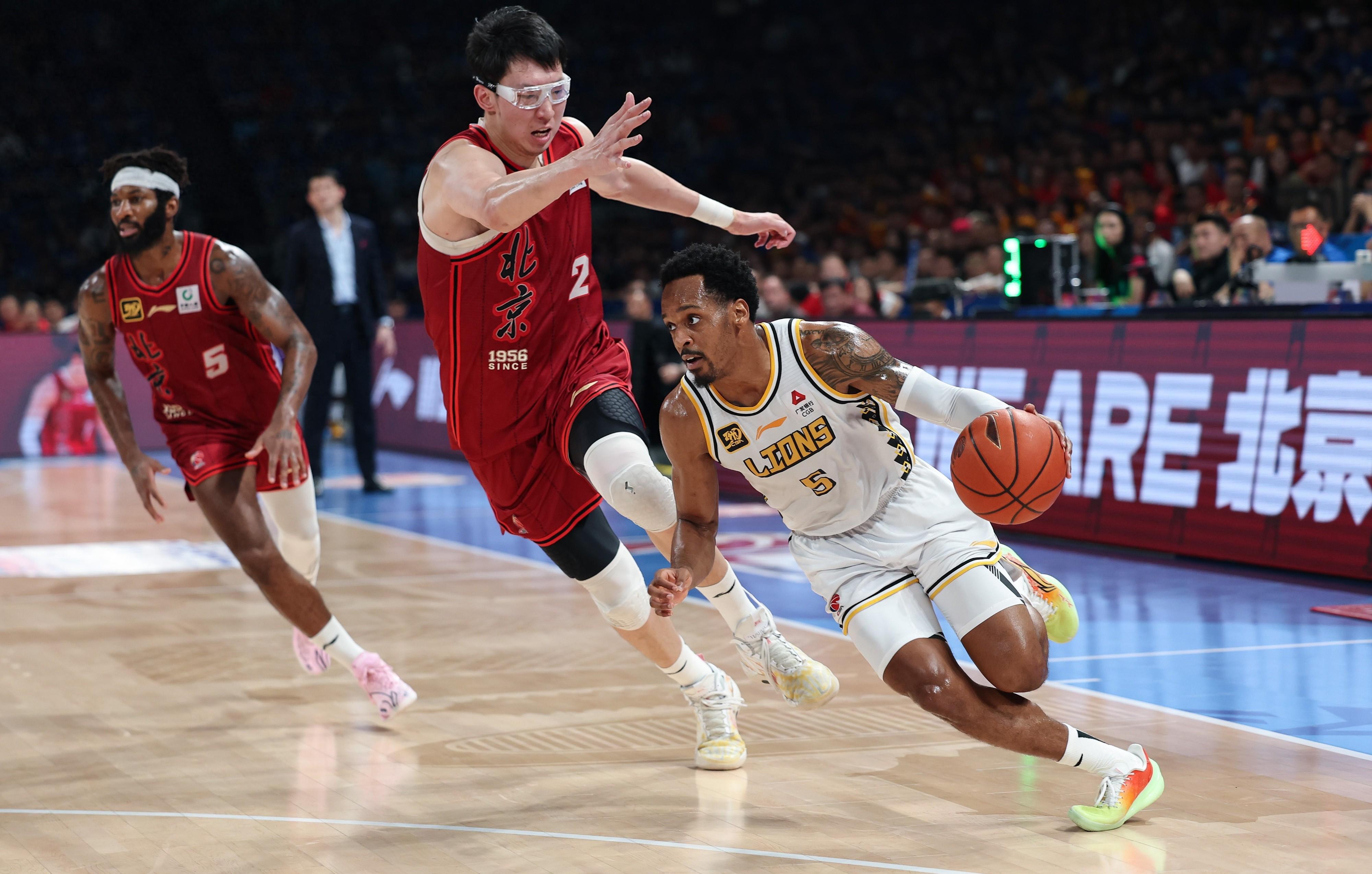 关于集结日体能课后，广厦男篮门线救险备战NBA季后赛，更衣室稳定，更衣室氛围转暖的信息